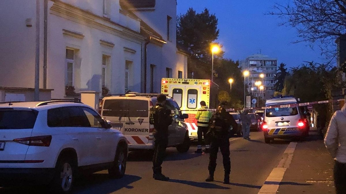 V Praze se střílelo, dva mrtví. Útočník spáchal sebevraždu
